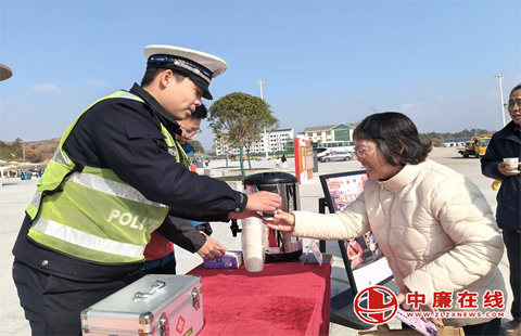 高速交警联合多部门开展春运启动仪式 暖心宣传护航平安出行