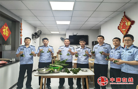 粽叶裹温情 端午聚警心——高速交警开展端午包粽子主题活动