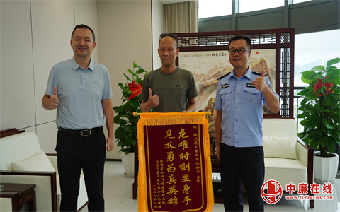 为生命争分夺秒！高速交警赠锦旗，致敬“平凡英雄”