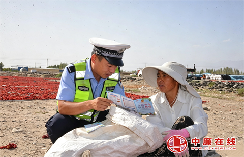 新疆和硕：交警深入辣椒晾晒场开展秋收交通安全宣传